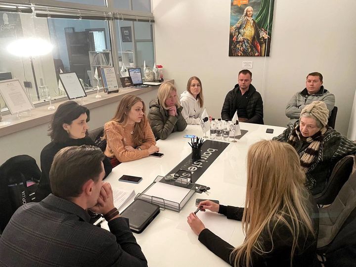 Родини військовополонених здебільшого не мають чіткого розуміння, як їм діяти та до яких установ звертатися, коли прийшла звістка про потрапляння в полон члена сім’ї, попри різні публікації в мережі Інтернет.