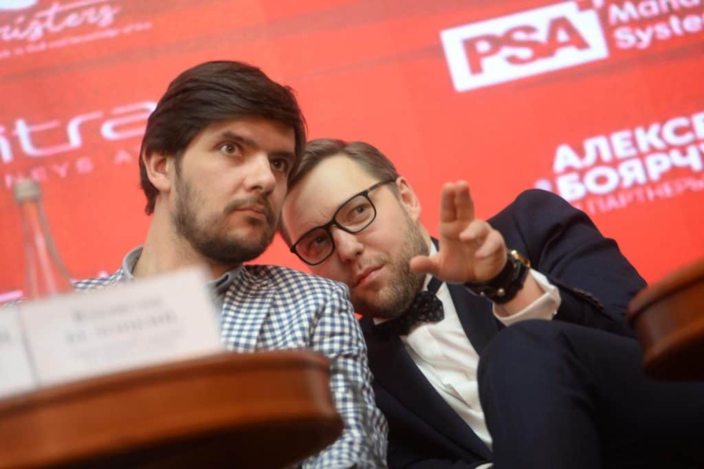"Ми не працюємо, а живемо цим" - ось головна відмінність "нової школи" від "старої", повідомив партнер АО "Barristers" Олексій Шевчук на першому дні PLS-2018 в обговоренні конфлікту підходів до роботи нової та старої школи юристів.